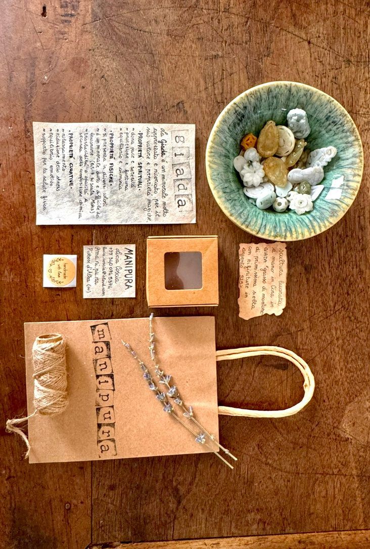 Packaging Manipura in carta kraft con scheda e cristalli