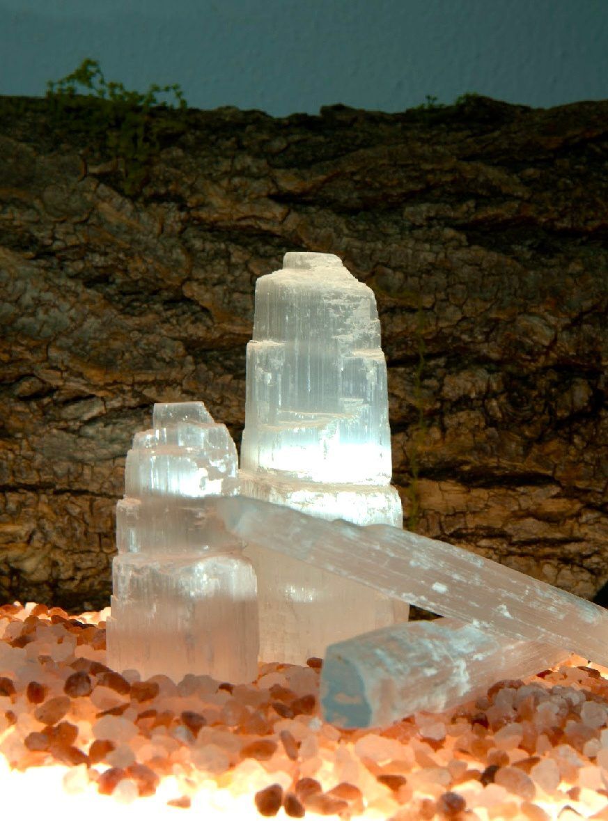 Torre di selenite illuminata